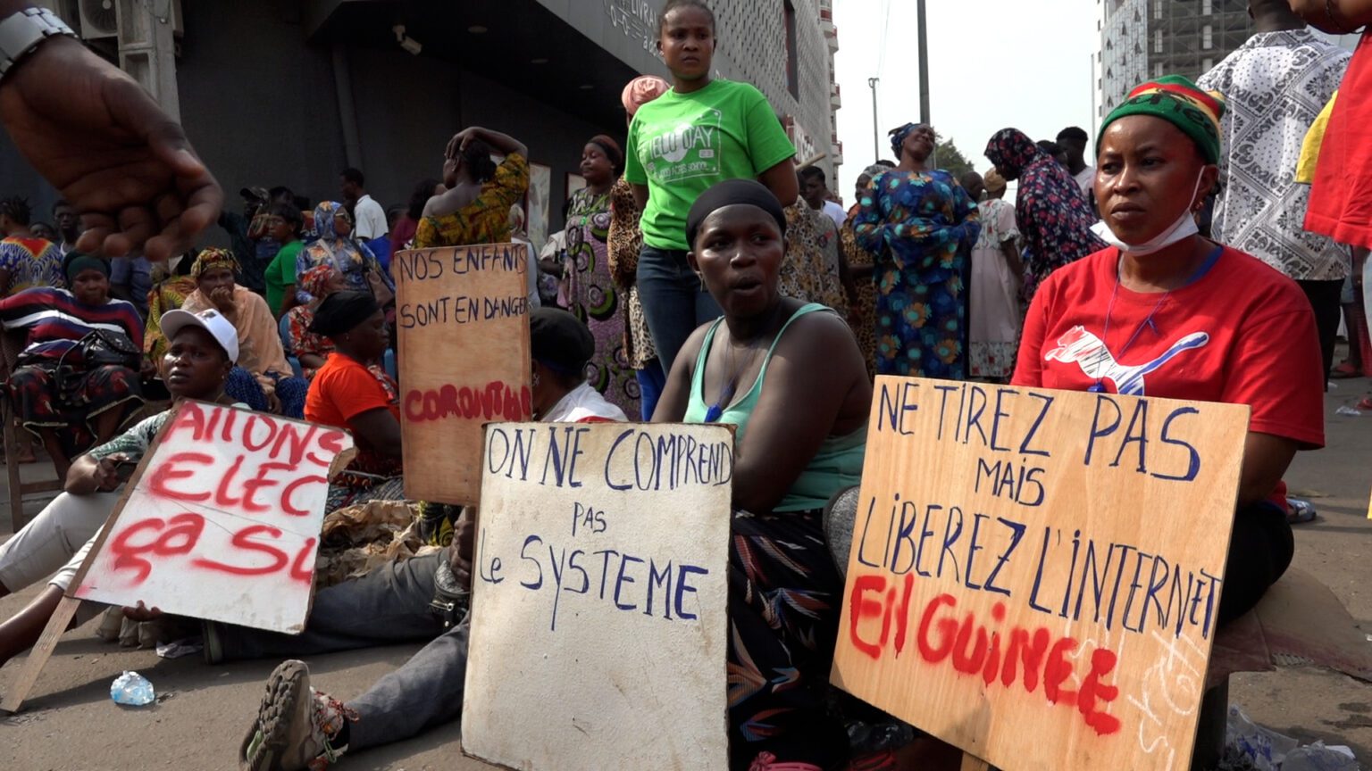 Des femmes manifestent dans les rues de Kaloum