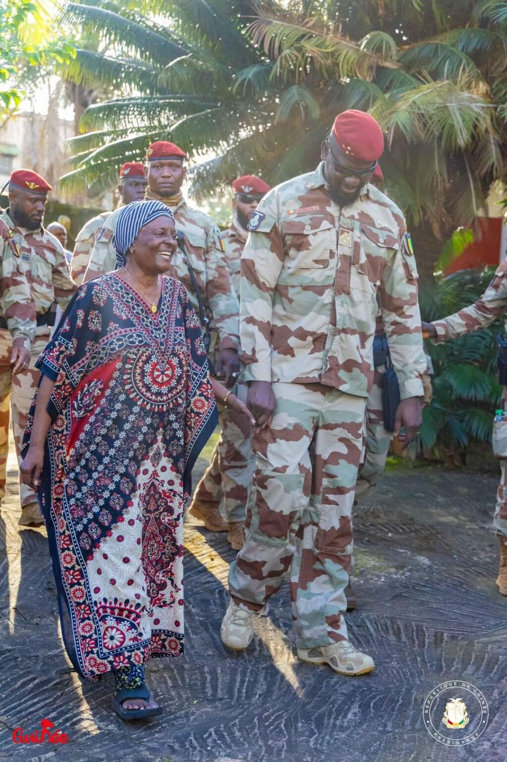Conakry : le Général Doumbouya chez Hadja Aïcha Bah