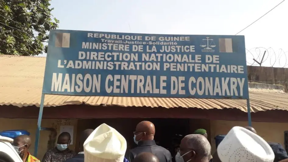 Kaloum: un garde pénitentiaire écroué pour introduction de drogue et téléphones à la maison centrale