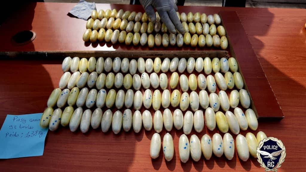 Lutte contre le trafic de drogue: plus de 300 boules de cocaïnes saisies, cinq personnes interpellées