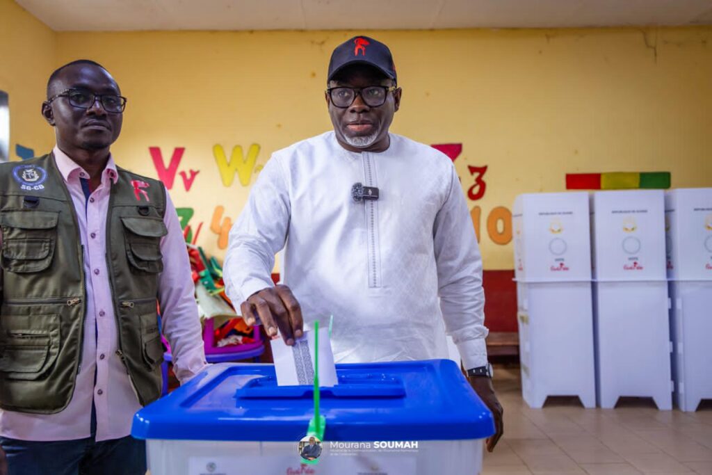 Triple scrutin en Guinée : le ministre Mourana Soumah vote à Dixinn Centre et salue un climat de sérénité