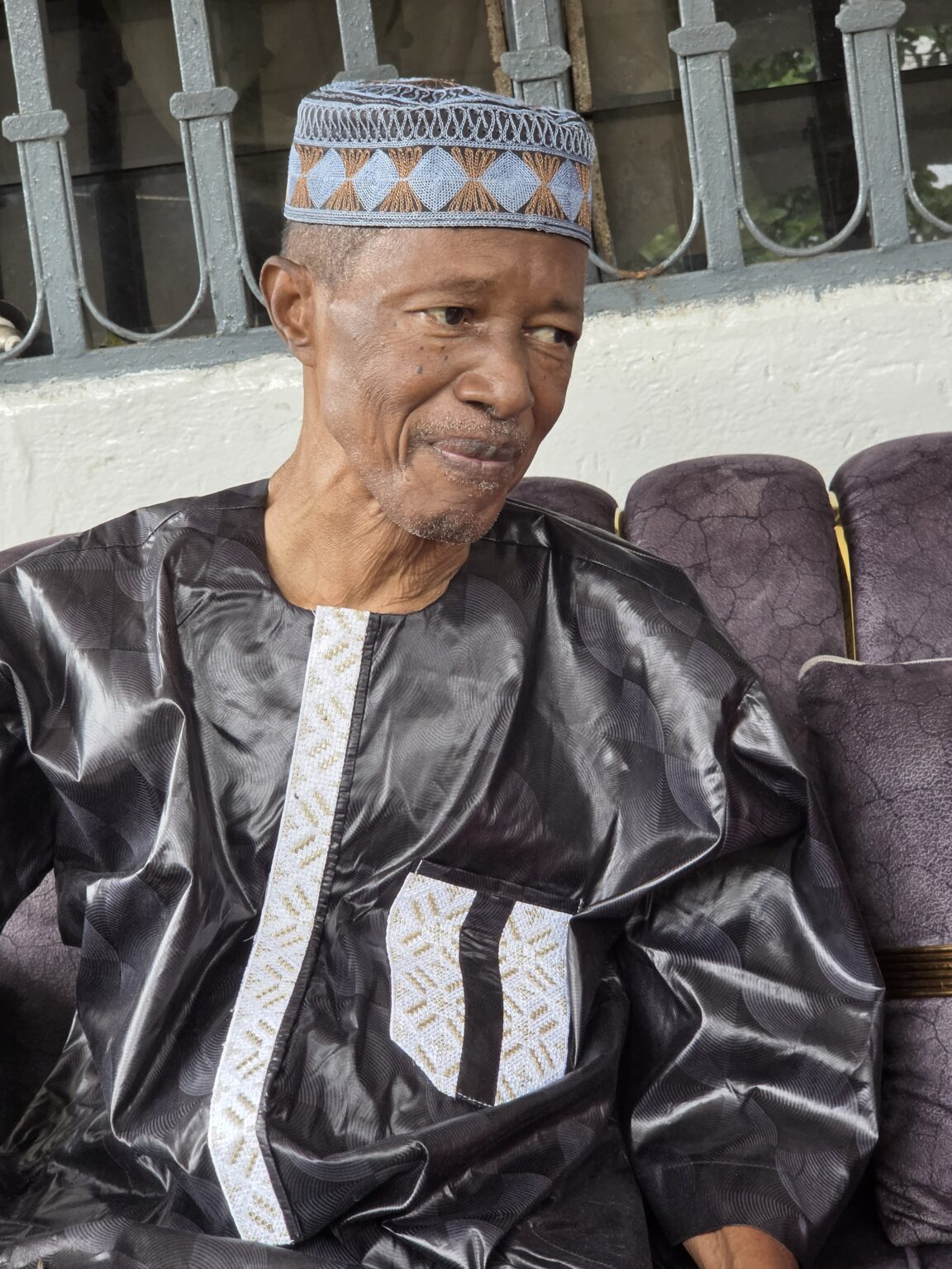 Conakry: A la rencontre de Mory Diané, célèbre illustrateur dont le nom figure dans les livres du primaire