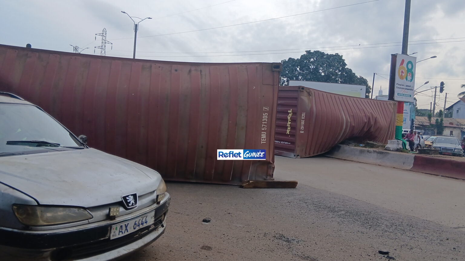 Concasseur : un camion transportant des conteneurs se renverse, le trafic fortement perturbé